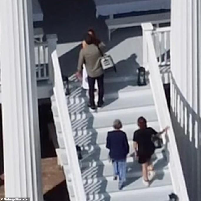 Đám cưới ngập sắc trắng của Jennifer Lopez và Ben Affleck - Ảnh 2. Đám cưới Jennifer Lopez và Ben Affleck ngập sắc trắng - 2