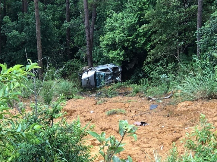 Kon Tum: Cắm trại ở nghĩa trang, đôi nam nữ cùng xe ô tô lao xuống vực - 1