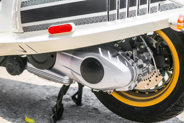 Cận cảnh Vespa 946 Christian Dior 155 tại Việt Nam - 7