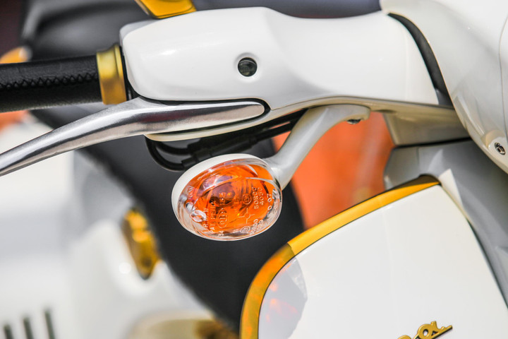 Cận cảnh Vespa 946 Christian Dior 155 tại Việt Nam - 3