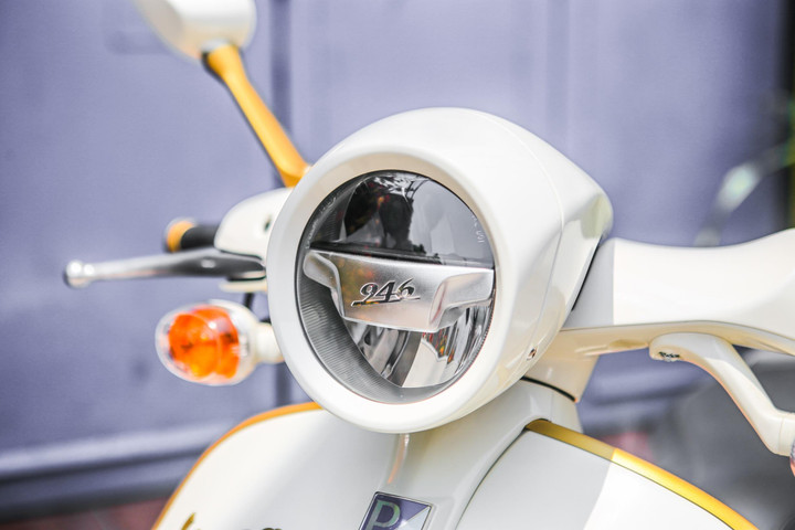 Cận cảnh Vespa 946 Christian Dior 155 tại Việt Nam - 4