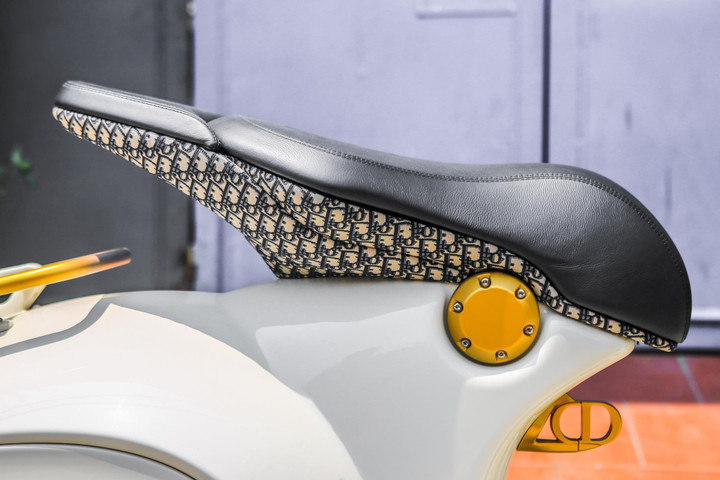 Cận cảnh Vespa 946 Christian Dior 155 tại Việt Nam - 5