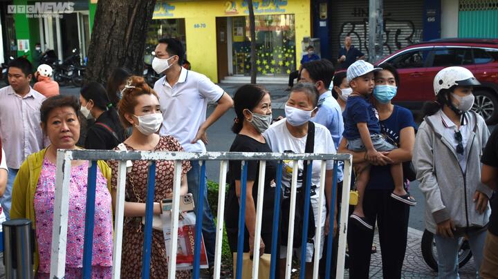 Học sinh lớp 1 mếu máo ngày đầu tiên đi học - 9
