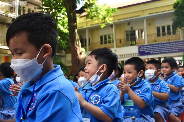 Học sinh lớp 1 mếu máo ngày đầu tiên đi học - 5