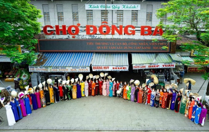 Tiểu thương trình diễn thời trang mừng thành lập khu chợ trăm tuổi ở cố đô Huế - 1