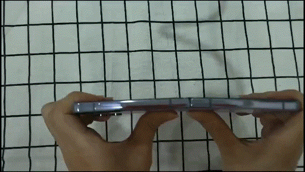 Thử nghiệm độ bền của Z Flip4: Gập mở liên tục 5 phút, nhúng nước - 1