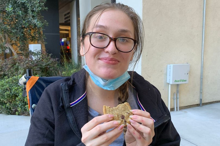 Tỉnh dậy sau 2 tuần hôn mê, cô gái gây sốc khi nói chuyện như người nước ngoài - 2