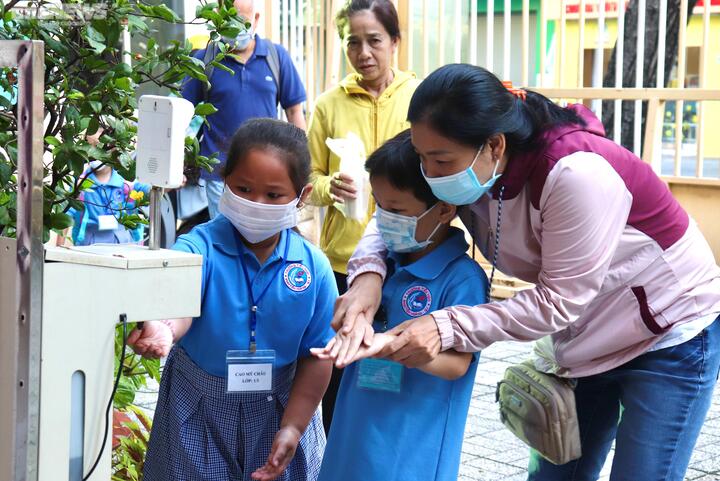 Học sinh lớp 1 mếu máo ngày đầu tiên đi học - 4