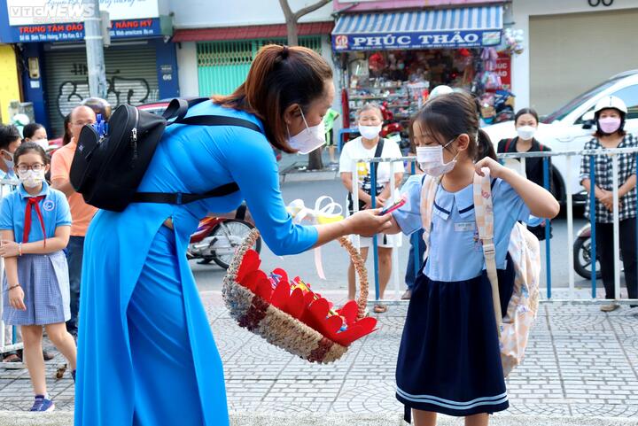 Học sinh lớp 1 mếu máo ngày đầu tiên đi học - 7