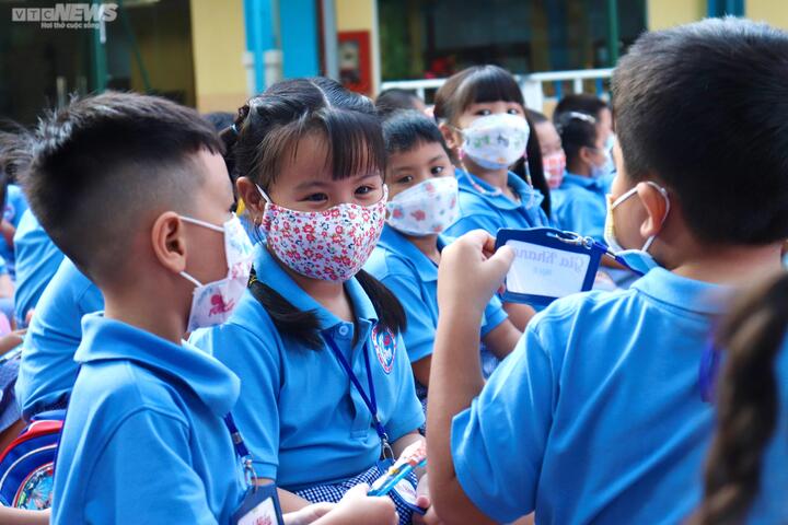 Học sinh lớp 1 mếu máo ngày đầu tiên đi học - 8