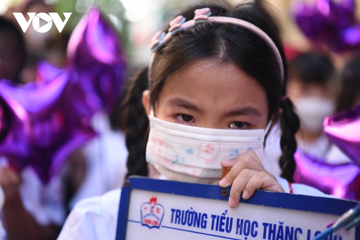 Học sinh lớp 1 mếu máo ngày đầu tiên đi học - 12