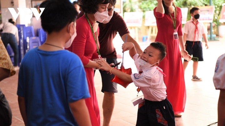 Học sinh lớp 1 mếu máo ngày đầu tiên đi học - 11