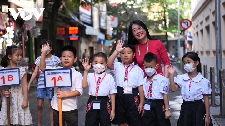 Học sinh lớp 1 mếu máo ngày đầu tiên đi học - 10