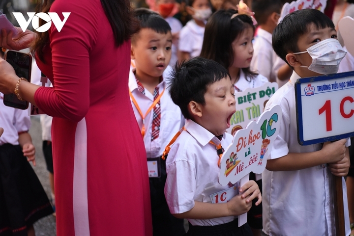Học sinh lớp 1 mếu máo ngày đầu tiên đi học - 13