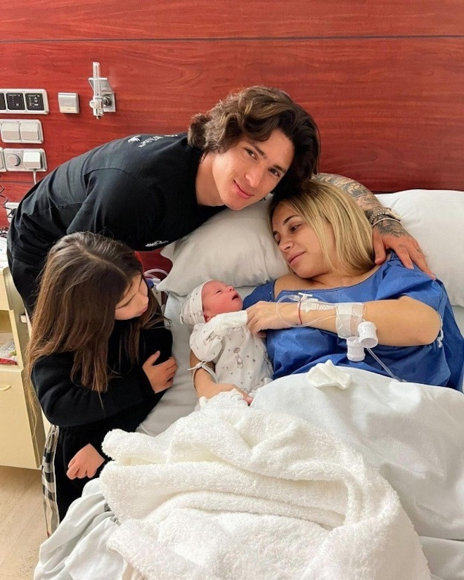 Nhan sắc người đẹp cưa đổ tiền đạo đắt giá nhất lịch sử Liverpool - 5