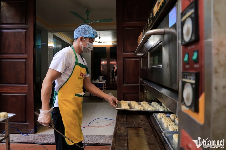 Bên trong lò bánh trung thu 60 năm tuổi ở Hà Nội - 8