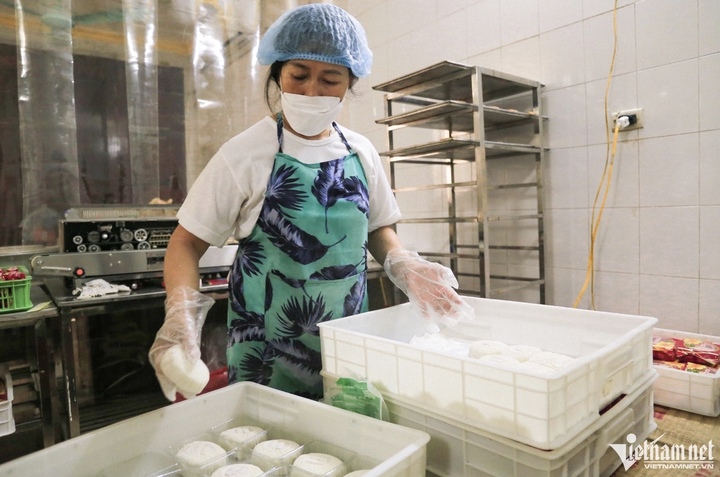 Bên trong lò bánh trung thu 60 năm tuổi ở Hà Nội - 12
