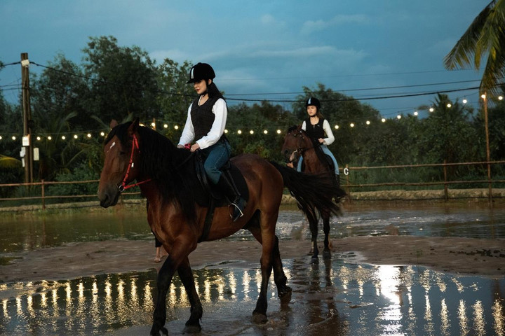 Thanh Thanh Huyền và Diệp Lâm Anh khỏe khoắn, quyến rũ trên lưng ngựa - 6