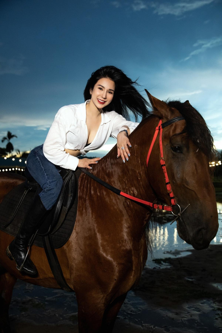 Thanh Thanh Huyền và Diệp Lâm Anh khỏe khoắn, quyến rũ trên lưng ngựa - 5