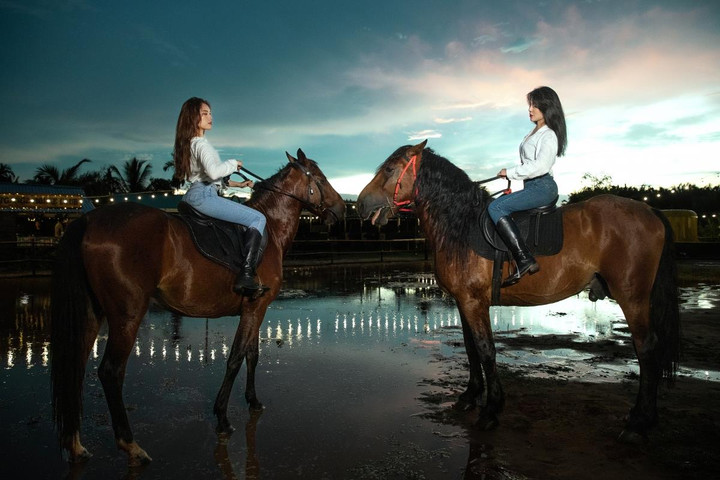 Thanh Thanh Huyền và Diệp Lâm Anh khỏe khoắn, quyến rũ trên lưng ngựa - 4