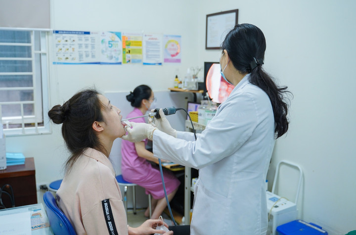 Xuất hiện 'mảng trắng như vôi' ở họng, người lớn bất ngờ khi mắc bệnh của trẻ - 1