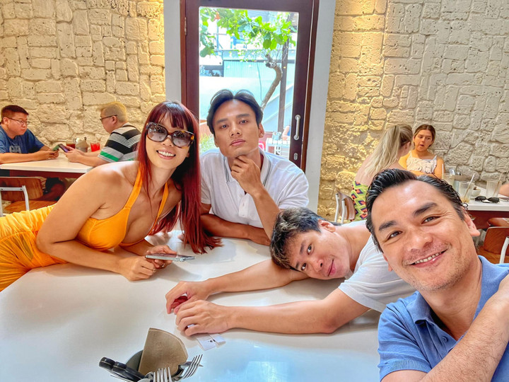 Sao Việt 24/8: Ngồi giữa đống hàng hiệu, Nathan Lee than thở 'không mua được gì' - 3