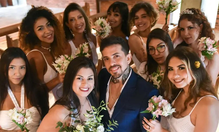 Xây biệt thự tình ái, người đàn ông 8 vợ bị dân địa phương xua đuổi - 1