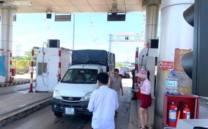 Ô tô tông sập barie trạm ETC: Tài xế và nhà thầu thiết bị bắt đền lẫn nhau - 1