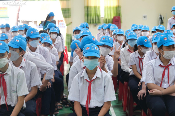 Ảnh: Học sinh vùng ven biển Quảng Nam tham gia diễn tập ứng phó sóng thần - 2