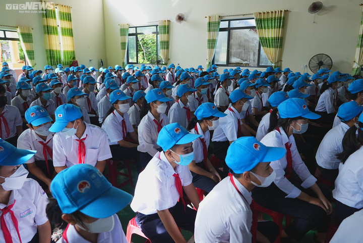 Ảnh: Học sinh vùng ven biển Quảng Nam tham gia diễn tập ứng phó sóng thần - 1