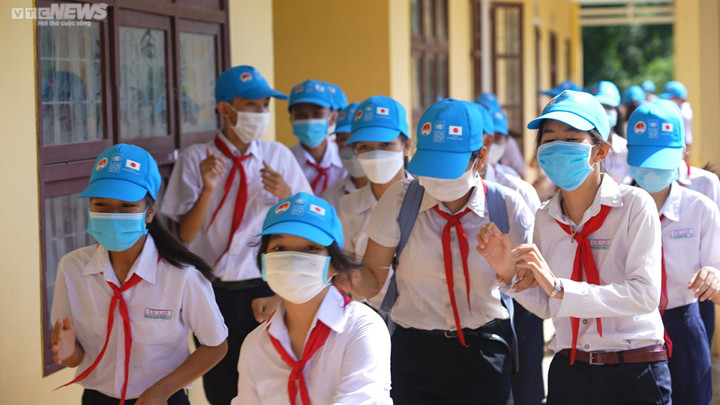 Ảnh: Học sinh vùng ven biển Quảng Nam tham gia diễn tập ứng phó sóng thần - 3