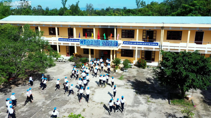 Ảnh: Học sinh vùng ven biển Quảng Nam tham gia diễn tập ứng phó sóng thần - 10