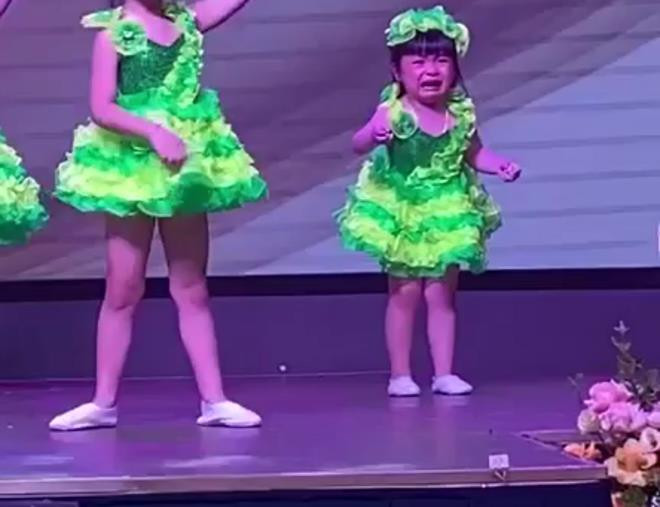 Cô bé bật khóc nức nở giữa sân khấu, lý do đáng yêu đằng sau gây cười không ngớt - 2