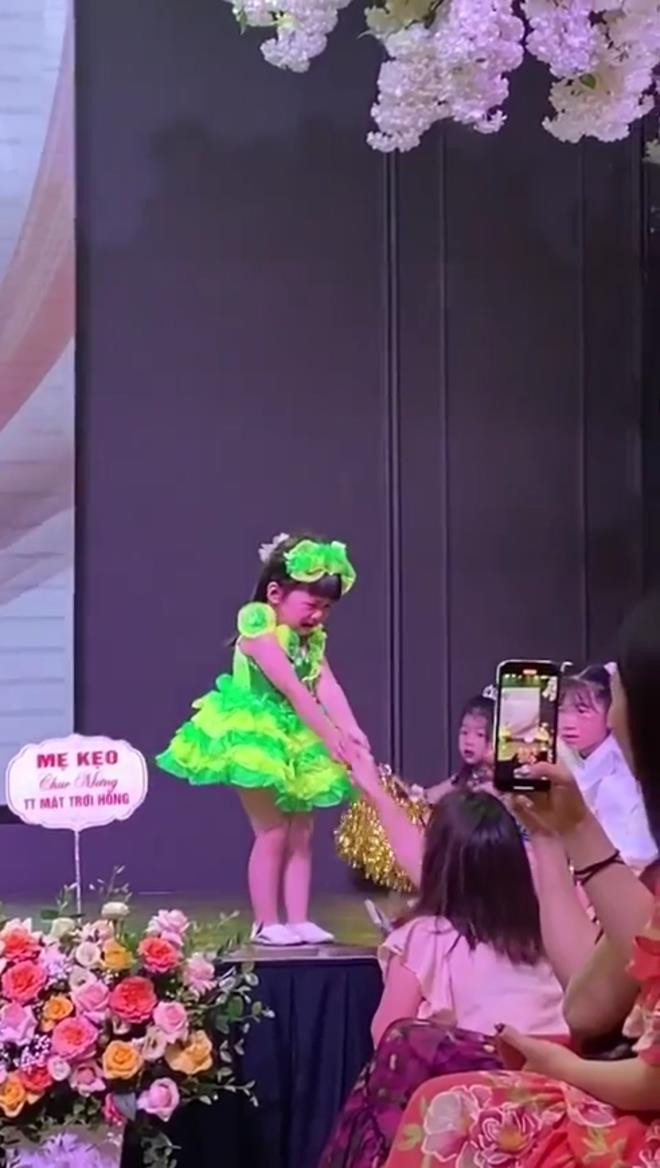 Cô bé bật khóc nức nở giữa sân khấu, lý do đáng yêu đằng sau gây cười không ngớt - 3