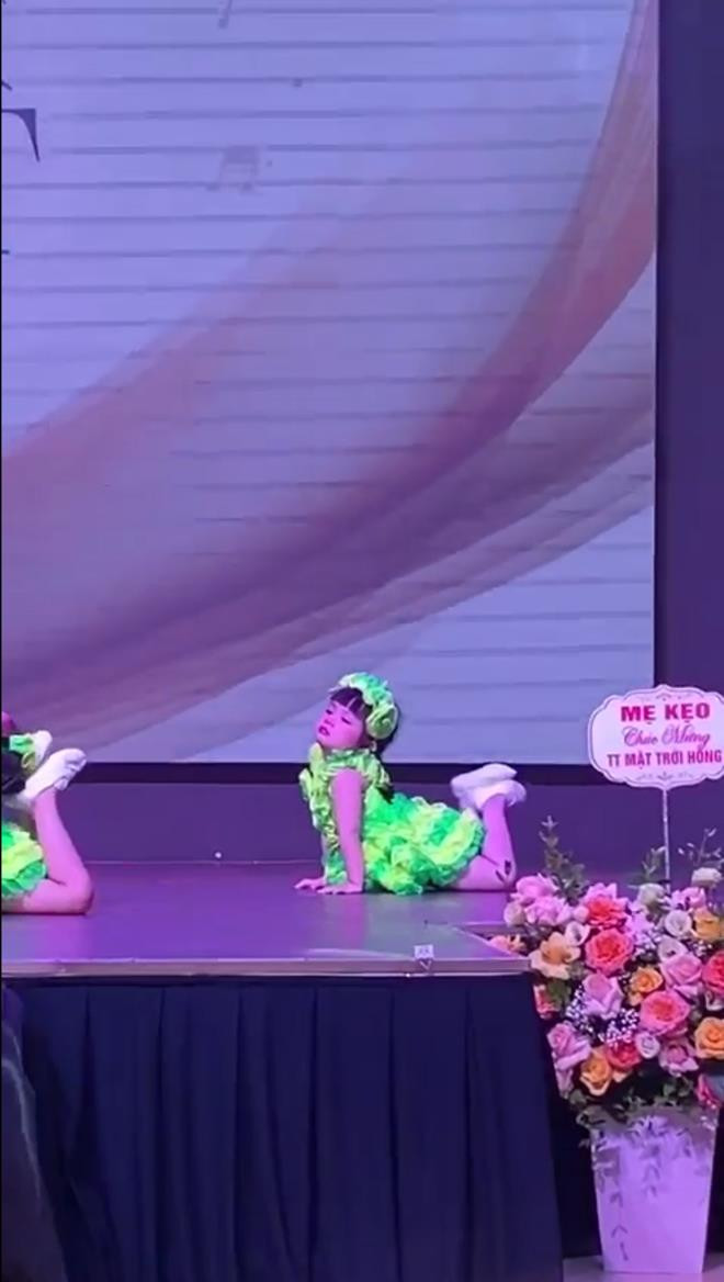 Cô bé bật khóc nức nở giữa sân khấu, lý do đáng yêu đằng sau gây cười không ngớt - 5