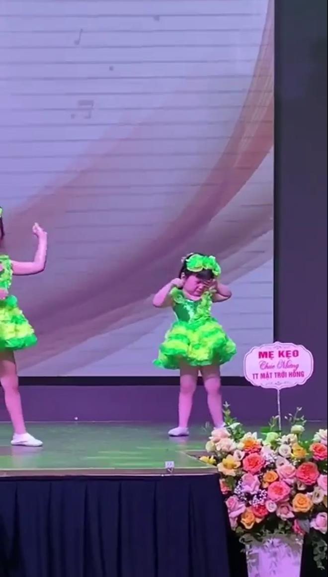 Cô bé bật khóc nức nở giữa sân khấu, lý do đáng yêu đằng sau gây cười không ngớt - 4