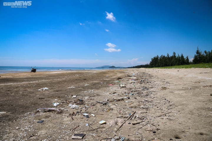 Ảnh: Rác thải tràn ngập nhiều bãi biển ở Nghệ An, Thanh Hoá - 2