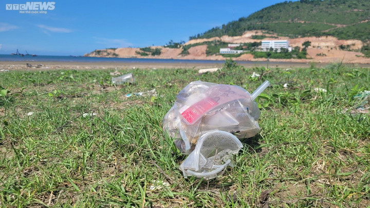 Ảnh: Rác thải tràn ngập nhiều bãi biển ở Nghệ An, Thanh Hoá - 12