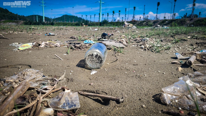 Ảnh: Rác thải tràn ngập nhiều bãi biển ở Nghệ An, Thanh Hoá - 9
