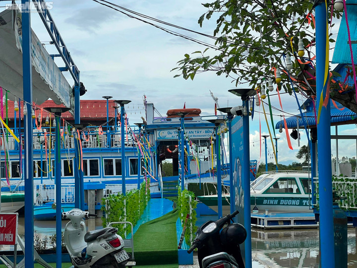 Bến tàu thủy xây dựng trái phép ngang nhiên 'mọc' lên giữa sông Sài Gòn - 2