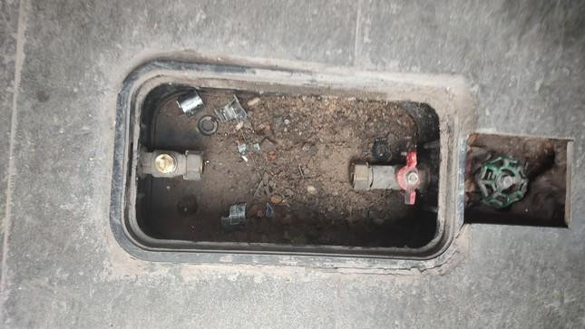 Nhiều nhà dân ở trung tâm TP.HCM bị trộm mất đồng hồ nước - 2