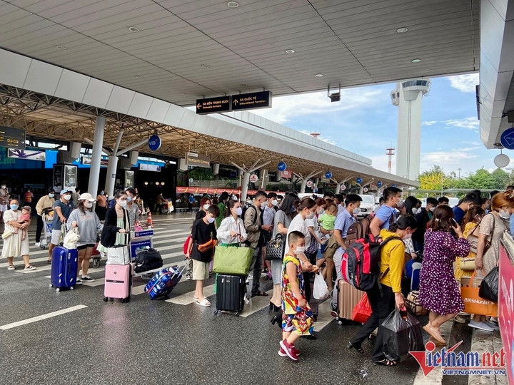 Sân bay Tân Sơn Nhất còn lộn xộn, kiến nghị thay phương án quản lý - 1