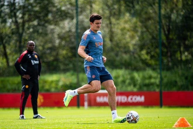 Maguire có thể bị tước băng đội trưởng Man Utd - 1