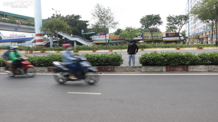 Nhan nhản bơm kim tiêm trên cầu bộ hành tại TP.HCM, người đi đường lo sợ - 4