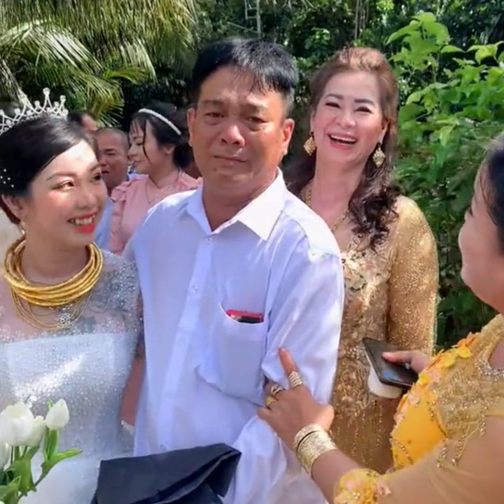 Bố mếu máo khóc trên đường tiễn ‘con gái rượu’ về nhà chồng khiến cả họ bật cười - 2