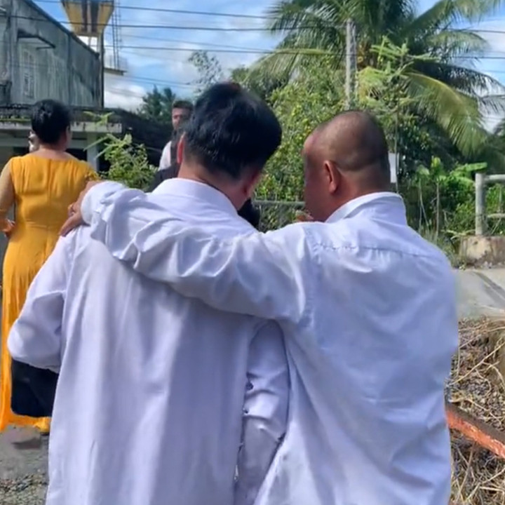 Bố mếu máo khóc trên đường tiễn ‘con gái rượu’ về nhà chồng khiến cả họ bật cười - 4