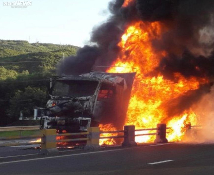 Ô tô tải bốc cháy ngùn ngụt trên quốc lộ 1, đoạn qua địa phận tỉnh Phú Yên - 1
