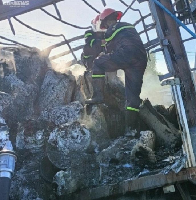 Ô tô tải bốc cháy ngùn ngụt trên quốc lộ 1, đoạn qua địa phận tỉnh Phú Yên - 3