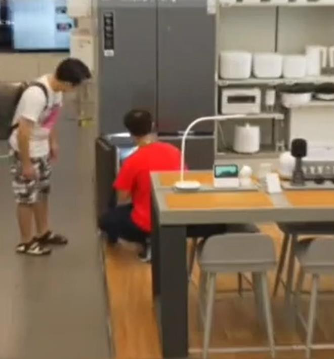 Nhân viên cửa hàng sửng sốt khi phát hiện cậu bé tiểu học giấu đồ lạ vào tủ lạnh - 5