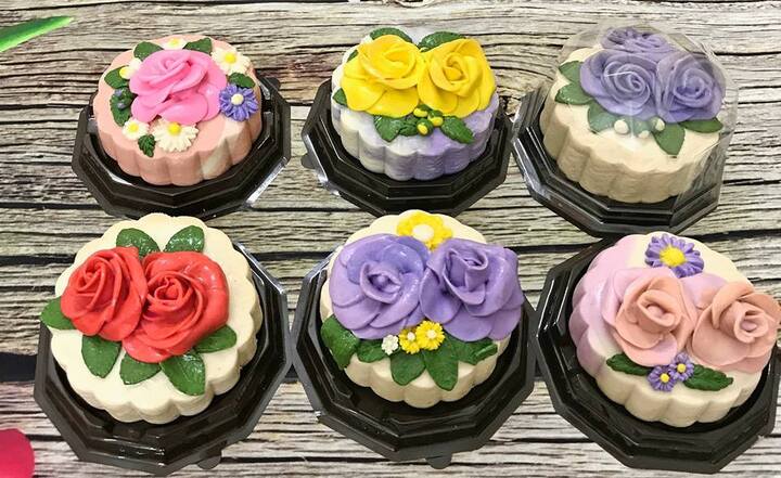 Những chiếc bánh trung thu độc lạ hút khách - 1